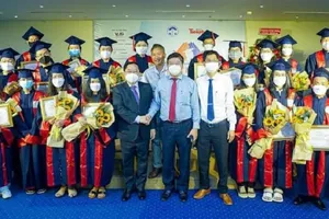 Nữ thủ khoa đại học mồ côi cha, mất mẹ và nghị lực phi thường