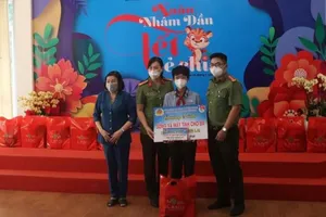 'Địa phương quan tâm cho cháu đến đây nhận quà tôi rất biết ơn'