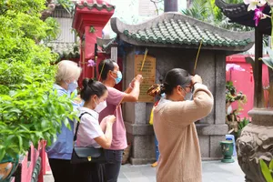 Chùa cầu duyên ở TP.HCM nhộn nhịp ngày lễ tình nhân 14-2