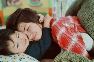 Hoà Minzy hứa sẽ 'cõng' hết muộn phiền trên đời cho con trai