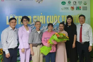 Tác giả đoạt giải nhất cuộc thi viết 'Về nhà' nghẹn ngào cùng nhân vật nhận giải