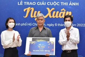 Bức ảnh nông dân làng hoa đạt giải Nhất cuộc thi 'Nụ xuân'