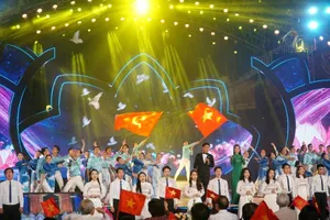 Thủ tướng Phạm Minh Chính nghẹn ngào khi tham dự chương trình 'Khúc tráng ca hòa bình'