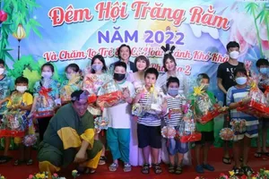 Việt Hương, Đại Nghĩa... phát quà trung thu cho hàng trăm em nhỏ