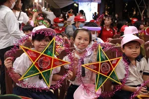 Hơn 800 trẻ từ các mái ấm vui đêm hội "Nụ cười đêm trăng" 