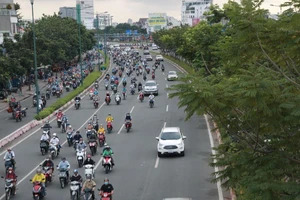 Ảnh: Chấn chỉnh tình trạng xe máy lấn làn xe ô tô trên đường Phạm Văn Đồng, TP.HCM