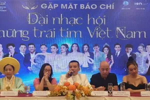 Sỹ Luân cùng BTC đại nhạc hội hỗ trợ trẻ mồ côi vì COVID-19