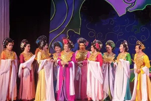 NSƯT Thành Lộc và vở '12 bà mụ': Nhà hát Thanh Niên không còn chỗ ngồi! 