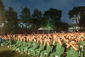 Hàng trăm chiến sĩ hòa mình với đêm nhạc kỷ niệm ngày thành lập Quân đội nhân dân VN