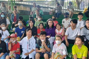 NSND Kim Cương đưa các em nhỏ mồ côi do COVID-19 đi xem xiếc, rối; Cuộc sống nghệ sĩ hài Vũ Quang ở tuổi U70