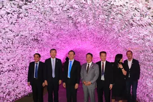 Người dân TP.HCM bất ngờ với dàn đèn LED 500.000 chiếc thắp sáng bến Bạch Đằng 