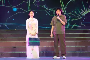 Hào hùng, xúc động đêm nhạc chào mừng lễ 30-4 ở phố đi bộ Nguyễn Huệ