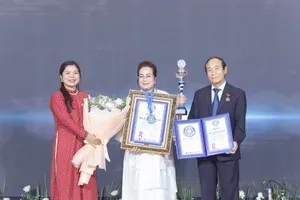  Bộ sưu tập 1.000 ấm trà tử sa được xác lập kỷ lục thế giới