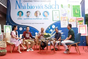 Nhà báo viết sách: Văn chương và báo chí luôn đồng hành