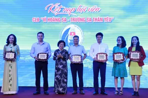 Hội viên CLB 'Vì Hoàng Sa-Trường Sa thân yêu' ủng hộ 500 suất học bổng cho học sinh biển đảo