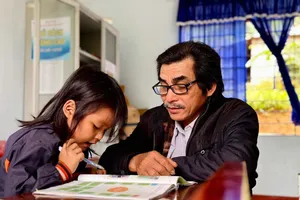 Những 'người thầy bao đồng' cõng chữ lên non 