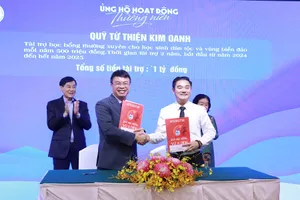 Quỹ học bổng Vừ A Dính tiếp nhận hơn 77 tỉ đồng hướng về biển đảo