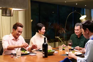 'Cái giá của hạnh phúc' vươn lên top 1 doanh thu phòng vé