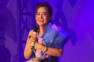 Hồng Loan, con gái NSƯT Vũ Linh lần đầu hát trên sân khấu lớn, bật khóc nói nhớ ba 