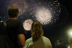 TP.HCM: Hàng nghìn người đổ về Bến Bạch Đằng và Đầm Sen thưởng thức pháo hoa dịp lễ 30-4 