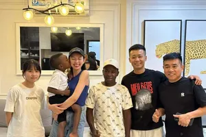 Quang Linh Vlogs đưa Lôi Con du lịch xuyên Việt, hội ngộ Hoa hậu Thùy Tiên