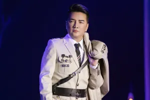 Bị khán giả phản ứng về trang phục có 'huy hiệu lạ' trong đêm diễn, Đàm Vĩnh Hưng nói gì?