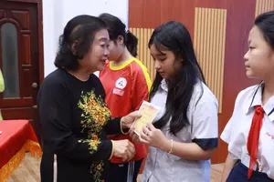 Quỹ học bổng Vừ A Dính trao 165 suất học bổng cho học sinh, sinh viên vượt khó