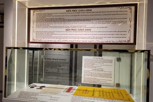 Mặc trang phục vua và hoàng hậu để 'check-in' tại Bảo tàng Hoàng cung triều Nguyễn