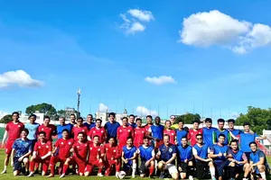 Cán bộ, công chức TP.HCM đá giao hữu với Liên quân các Lãnh sự quán nhân dịp Euro 2024