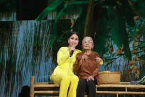 Ca sĩ Cẩm Ly nghẹn ngào trong liveshow Tự tình quê hương kỷ niệm 30 năm ca hát sau 9 năm trở lại