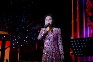 Ca sĩ Hồng Phượng gây bất ngờ khi tái hiện màn song ca với NSƯT Vũ Linh