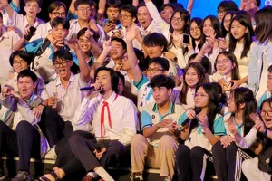 Gần 2.000 học sinh Trường Phổ thông Năng khiếu 'quẫy' cùng Đen Vâu trong ngày khai giảng