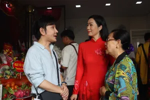 NSƯT Vũ Luân cùng đông đảo nghệ sĩ dự giỗ tổ sân khấu và hướng về đồng bào vùng lũ