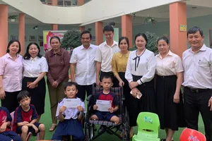 Báo Pháp Luật TP.HCM trao học bổng cho học sinh Tống Thiện Nhân 