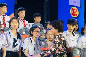 Quỹ học bổng Vừ A Dính trao 440 suất học bổng cho học sinh, sinh viên 