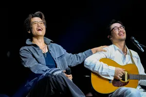 Vũ. cùng Hà Anh Tuấn... và hơn 8.000 khán giả hoà giọng tại concert 'Bảo tàng của nuối tiếc' 