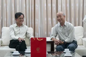 Đại diện khoa Truyền thông sáng tạo ĐH Nguyễn Tất Thành cảm ơn báo Pháp Luật TP.HCM