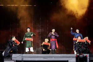 Concert 'Anh trai vượt ngàn chông gai': NSND Tự Long khóc quỳ gối cảm ơn khán giả