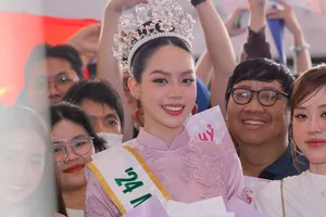 Người hâm mộ reo hò chào đón Hoa hậu Thanh Thủy về nước