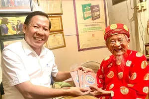 Nhà nghiên cứu Nguyễn Đình Tư tiếp vị khách đặc biệt trước khi lên tàu nhận Giải thưởng Sách Quốc gia