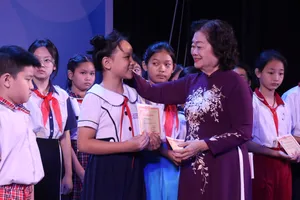 Quỹ học bổng Vừ A Dính trao hơn 300 suất học bổng cho học sinh, sinh viên khó khăn