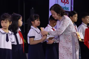 Quỹ học bổng Vừ A Dính hỗ trợ 2,5 tỉ cho học sinh, sinh viên đón Tết 