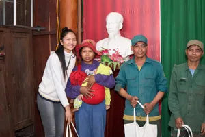 H’Hen Niê cùng gia đình gói bánh tét, tặng quà Tết cho bà con quê nhà 