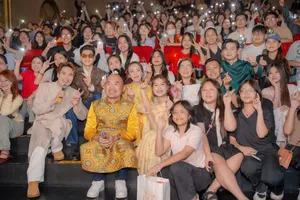 'Nụ hôn bạc tỷ' cán mốc 100 tỉ đồng, soán ngôi phòng vé 'Bộ tứ báo thủ'