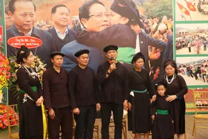 Người dân thôn Làng Nủ vào TP.HCM dự buổi ra mắt sách của nhiếp ảnh gia Nguyễn Á