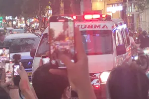 Dùng xe cứu thương chở diễn viên đến ra mắt phim 'Âm dương lộ', ê-kíp phim bị phản ứng