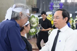 Bí thư Thành uỷ Nguyễn Văn Nên cùng lãnh đạo TP.HCM viếng nhạc sĩ Lư Nhất Vũ