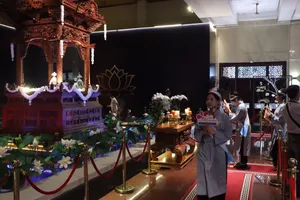 Hàng ngàn người xếp hàng từ 3 giờ sáng để chiêm bái xá lợi Đức Phật