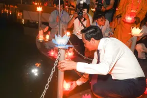 Thả 35.000 hoa đăng cầu nguyện hoà bình trong đại lễ Vesak 2025