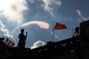 Mây ngũ sắc tiếp tục xuất hiện trên núi Bà Đen ngay sau lễ rước xá lợi Đức Phật